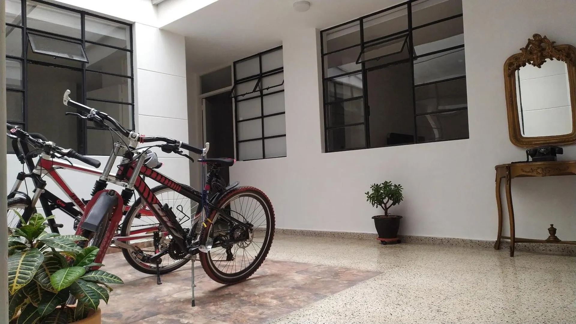 Casa En Laureles Ideal Para Familias Medellin Apartment