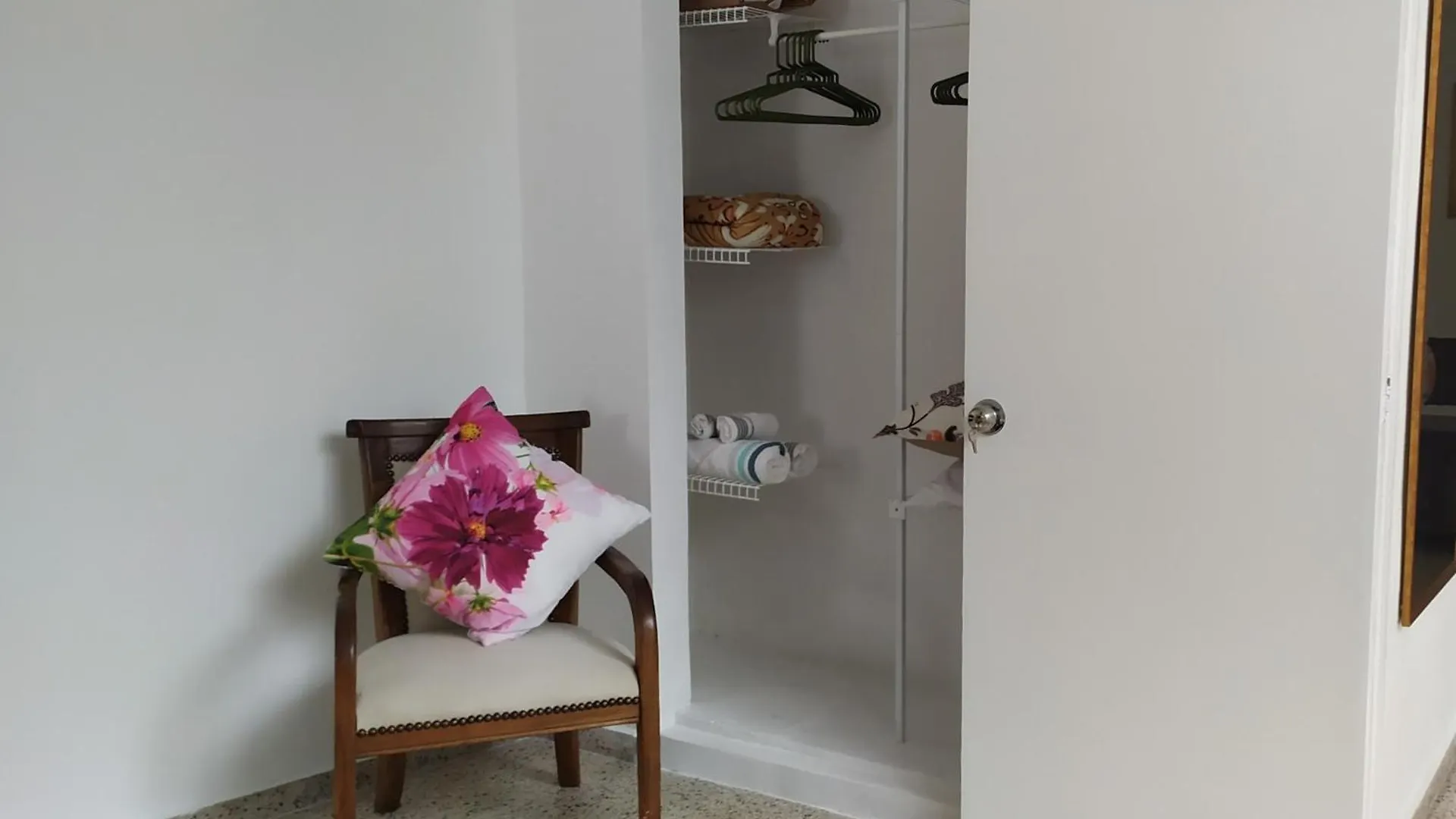 Casa En Laureles Ideal Para Familias Medellin 0*,