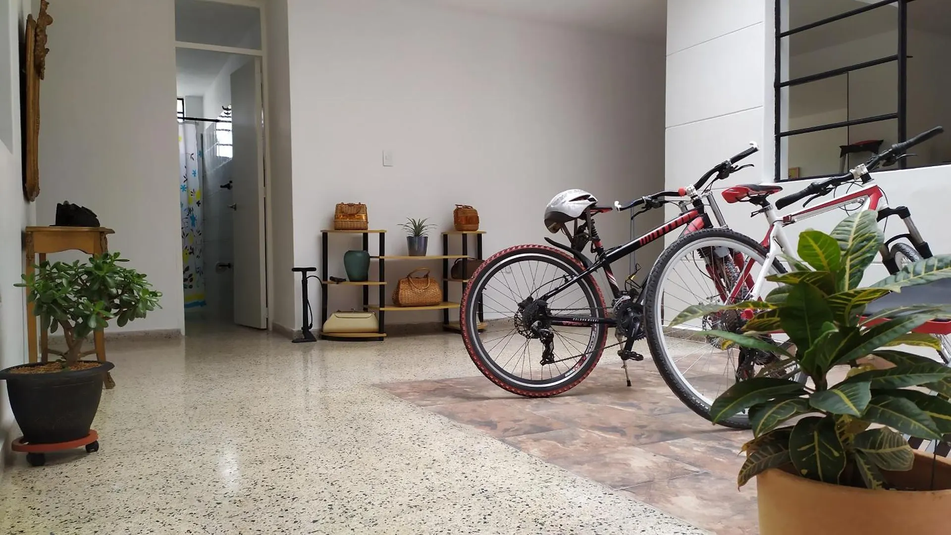 Casa En Laureles Ideal Para Familias Medellin 0*,